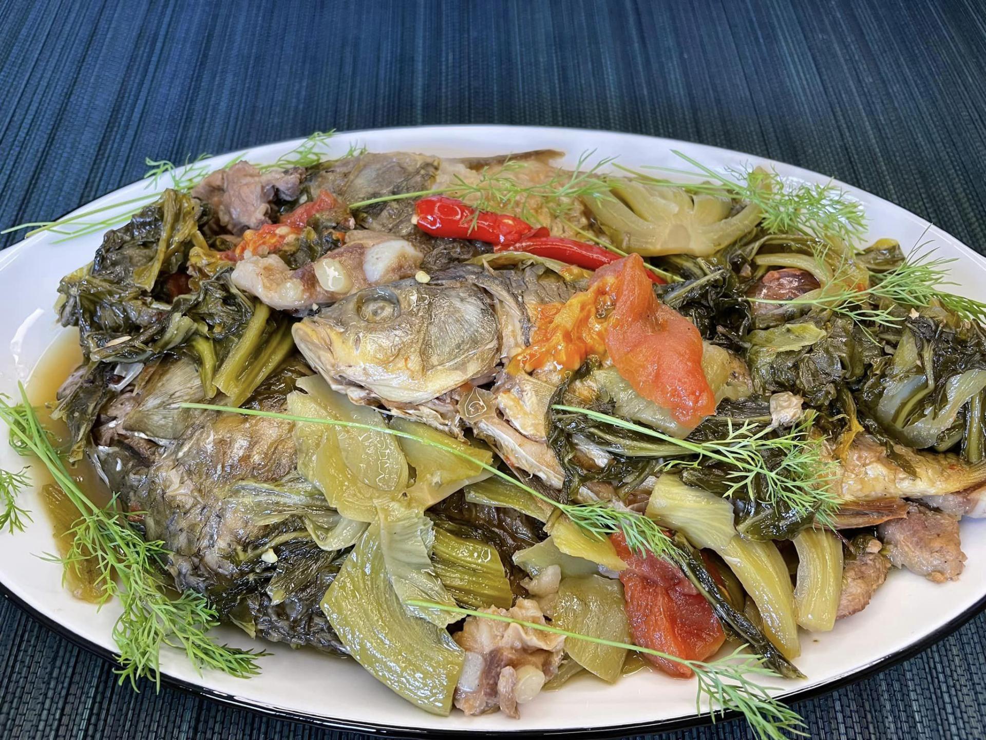 Cá chép om dưa cùng thịt ba chỉ